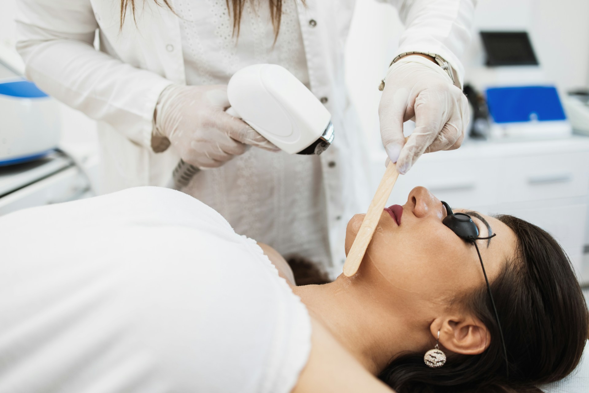 Lead the Way with Laser Treatments: Discover Grayclay’s Class 4 Laser Licensing Course